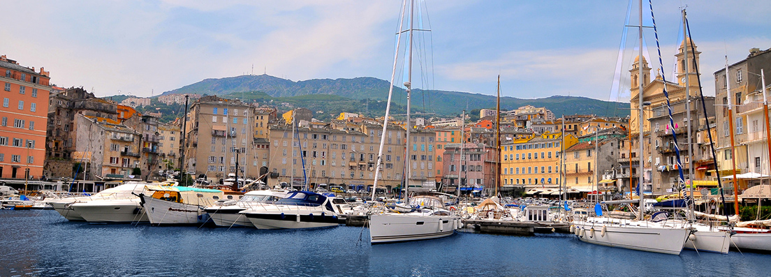 Le vieux port de Bastia ses bateaux de pécheurs et de plaisance
